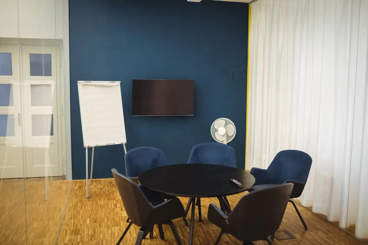 Small huddle space setup for 2 to 6 people featuring SIMITIE plug-and-play all-in-one video conferencing terminal.