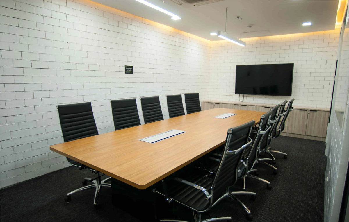 Medium-sized meeting room optimized with SIMITIE 10x optical zoom PTZ camera and cascading microphone array for clear remote collaboration.